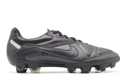 Nike CTR60 Maestri II FG 'Sample', in a fully black colorway, photographed from the right side of the football boot